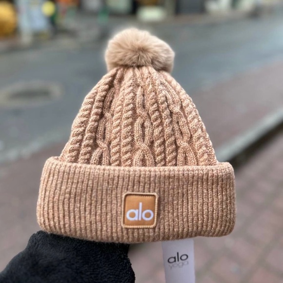 ALO YOGA CABLE KNIT POM BEANIE CAMEL BROWN WOMEN’S ONE SIZE LUXURY WINTER HAT - Picture 5 of 5